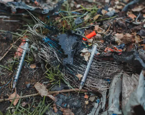 https://www.ultimaenvironmental.com/wp-content/uploads/2022/10/discarded_needles_grass-505x400-1.webp